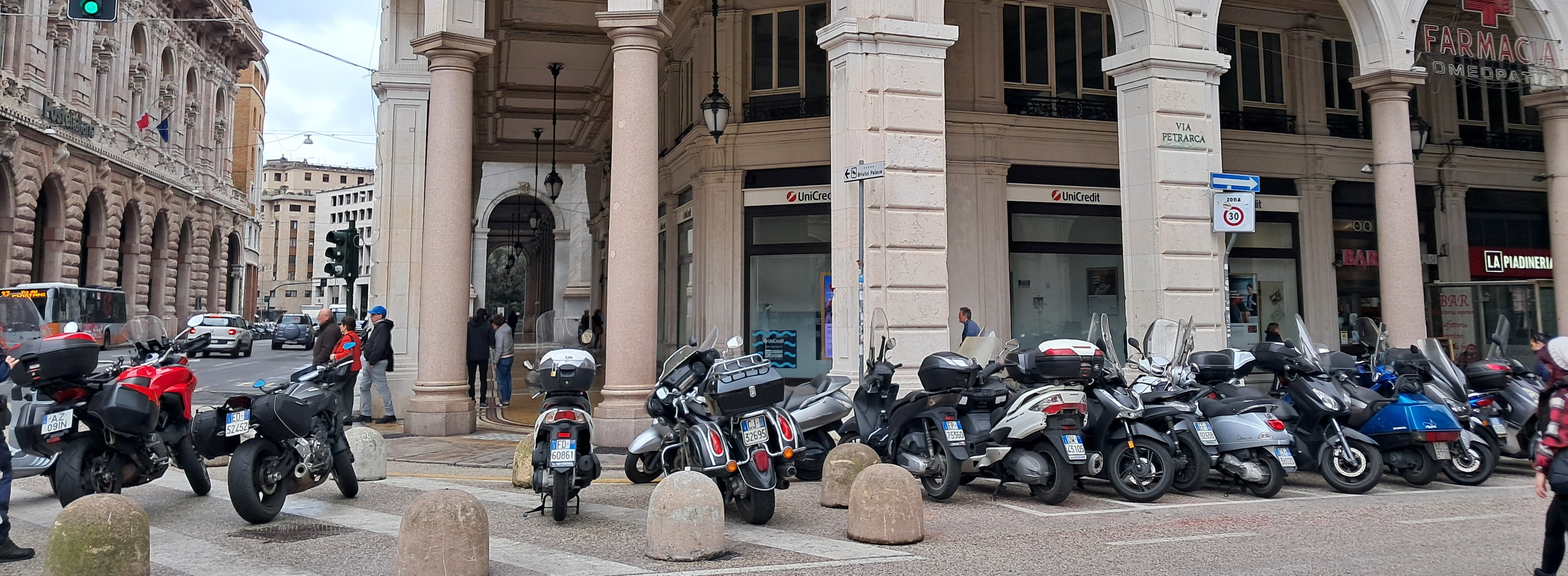 Unicredit - Foto della Filiale di Via Dante 1, Genova